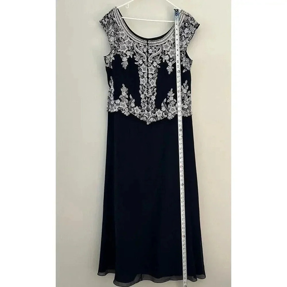 Elegant Black and White Maxi Dress - Picture 3 of 7